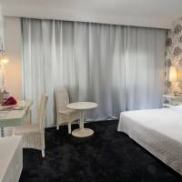 Double Room with Street View