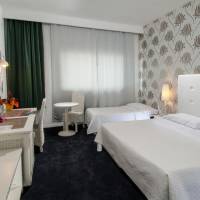 Triple Room with Street View