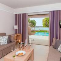 Suite With Private Pool and Sea View