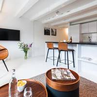 Large One-Bedroom Apartment Canal View 