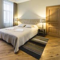 Large One-Bedroom Apartment with Balcony
