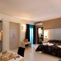 Studio with Pool and Sea View