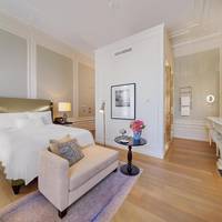Queen Deluxe Room