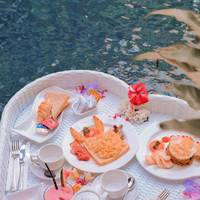 Deluxe Room with Free Floating Breakfast