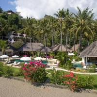 Beachfront bungalow with pool