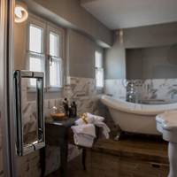 Deluxe Queen Suite
