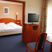 Family Room (2 Adults + 2 Children)
