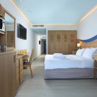 Suite with Sharing Pool - Sea Front (2 Adults + 2 Children)