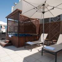 Deluxe Suite with Hot Tub (2 Adults + 3 Children)