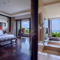 Ocean Suite with Jacuzzi 