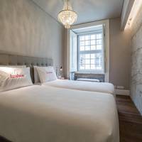 Deluxe One-Bedroom Apartment