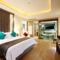 One-Bedroom Suite with Pool Access