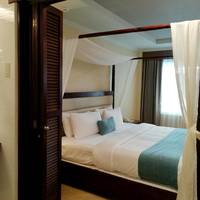 Grand Queen Room Poolside