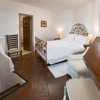 Heritage Single Guest Room, Queen Bed, Courtyard View , Balcony