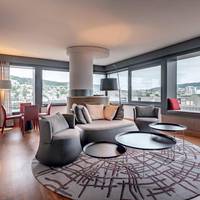 Executive Suite with separated Livingroom and Club Lounge Access