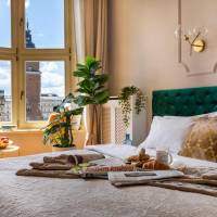 Amazing 2-Bedroom Apartment with best Market Square View