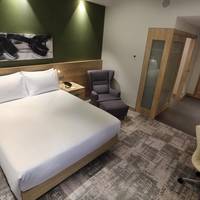 Queen Room - Mobility Accessible