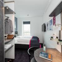 Commodore Room with Twin Beds