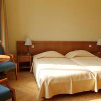 Twin Room with Private Bathroom and Park View