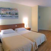 Triple Room with Private Bathroom and Park view