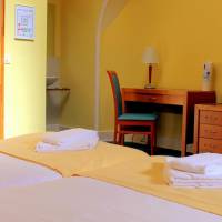 Twin Room with Shared Bathroom and Park View