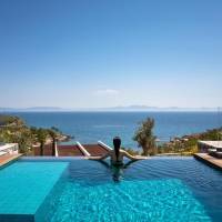 Master Suite with Pool Sea View