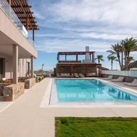 White Deluxe Swim-Up Suite