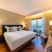 One-Bedroom King Suite with Sea Front View
