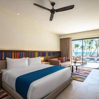 Ocean Front Junior Suite Swim Up King