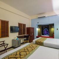 2 Queen Beds Corner Room