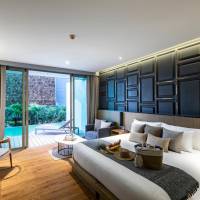 Deluxe King Room with Pool Access - Non-Smoking