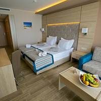 Deluxe Double Room with Front Sea View and Balcony (2 Adults + 1 Children) - Free SPA and Beach Access