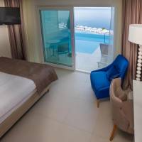 Junior Suite Swim Up with Sea View