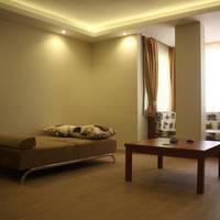 Studio (5 Adults)