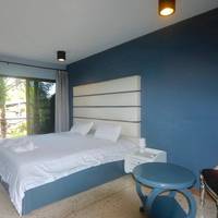 Comfort Room Garden Side