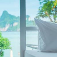 Bed in 8-Bed Mixed Dormitory Room with Sea View