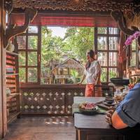 Tree House In The City with Free One Way Airport Transfer