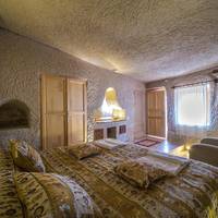 Queen Cave Room with Terrace and Spa Bath 
