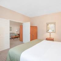 King Suite with Bath Tub - Disability Access/Non-Smoking 