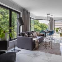 Superior One-Bedroom Apartment with Glass Walls and Planty Park View