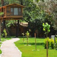 Deluxe Tree House with Bathtub