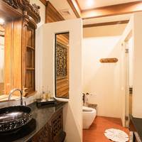 Luxury King Bed with Spa bathtub and Private Balcony