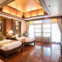 Luxury Twin Bed with Spa bathtub and Private Balcony