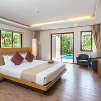 Premier Deluxe Pool Access with Spa Bath