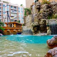 Apartment with Pool View 