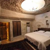 Deluxe Suite Cave Room