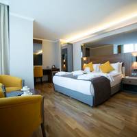 Corner Suite with Spa Bath