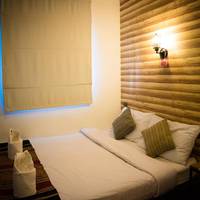Queen Room with External Private Bathroom