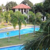 Bungalow with Pool View