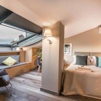  Superior Three-Bedroom Apartment with Castle View